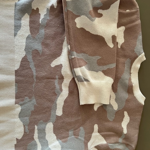 Tan camo print DKNY sweater XL - Picture 4 of 5